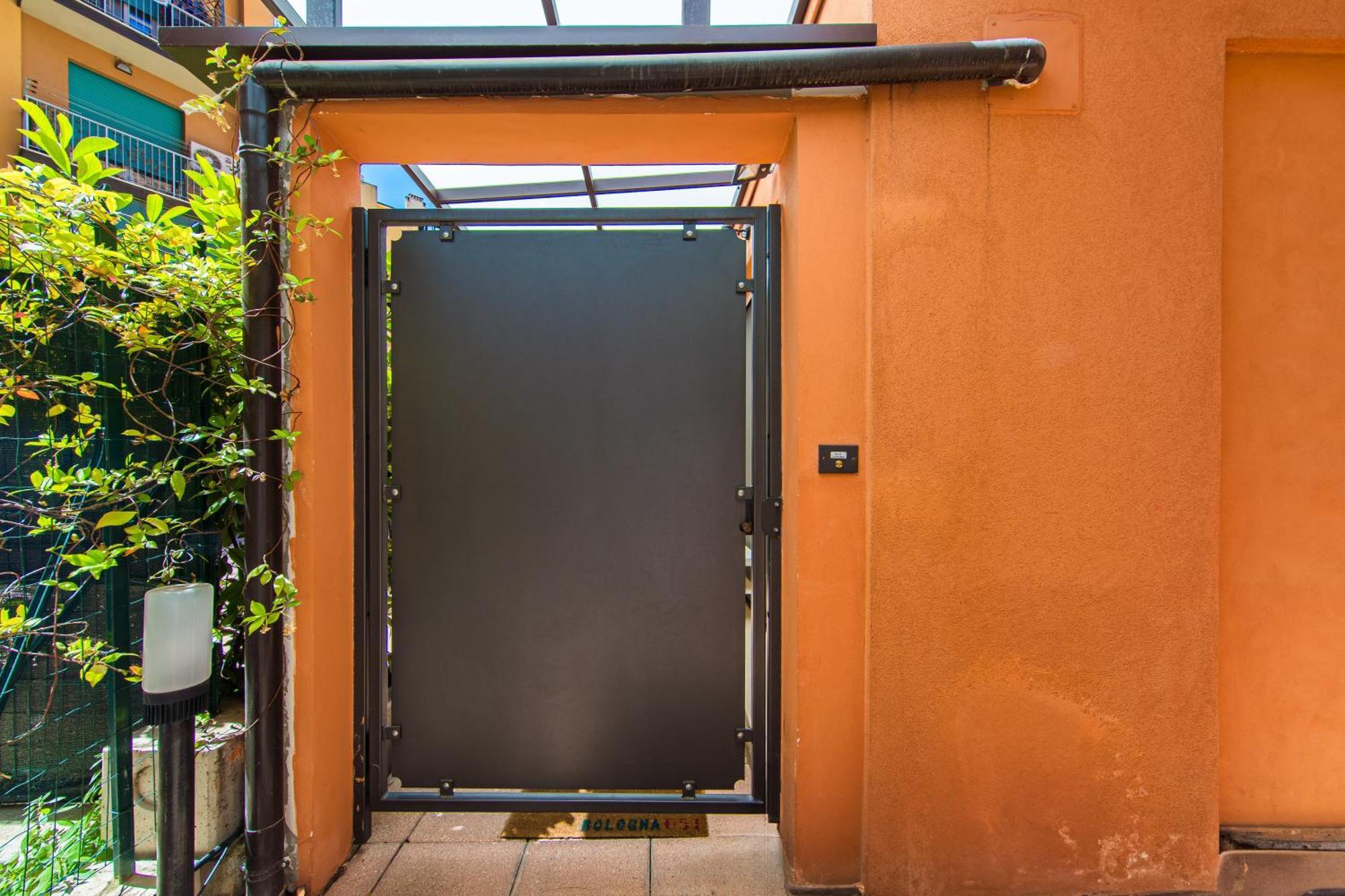 Nettuno Apartment - Private Garden In Bologna Center Εξωτερικό φωτογραφία